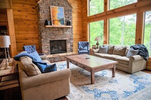 TV, fireplace, video games - Riverbend Lodge (Ellijay)