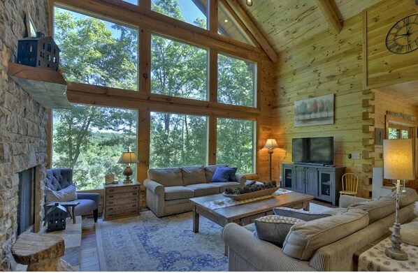 テレビ、暖炉、卓球台