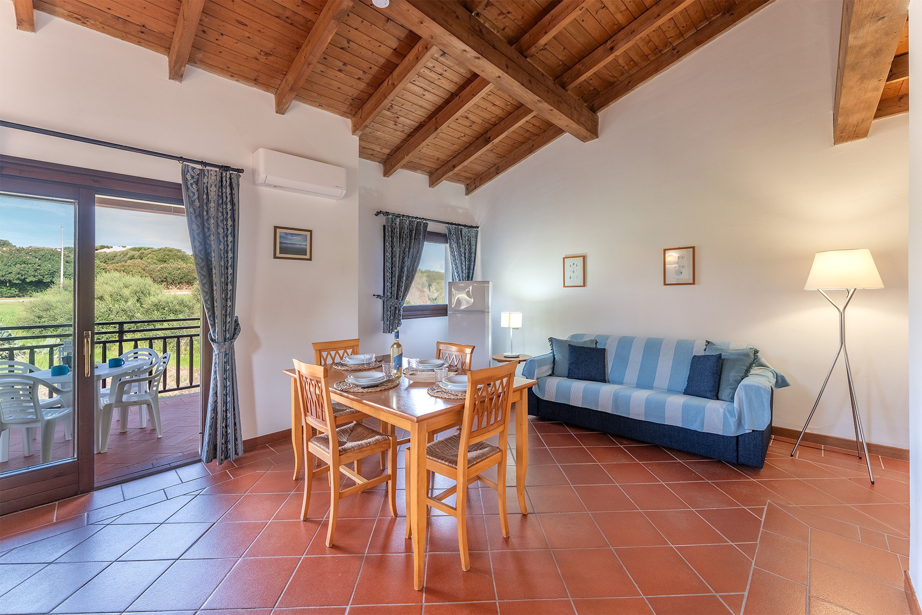 Villa clásica | Área de sala de estar | Televisión de pantalla plana de 28 pulgadas con canales por cable 