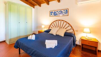 Iron/ironing board, bed sheets