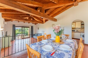 Comfort Villa | Ruang tamu | 28 inci televisyen skrin rata dengan kabel, TV 