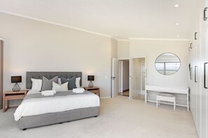 House (6 Bedrooms) | Interior