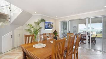 House (6 Bedrooms) | Interior