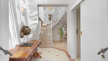 House (6 Bedrooms) | Interior