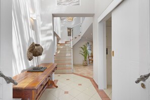 Interior - Villa Kyma by HostAgents  (Cape Town)