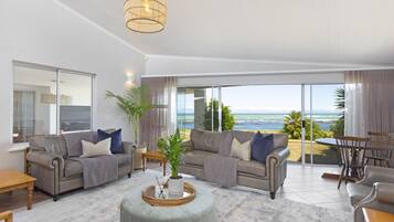 House (6 Bedrooms) | Interior