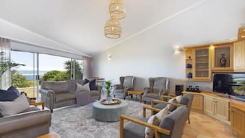 House (6 Bedrooms) | Interior