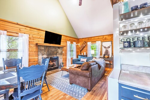 Stargazer at The Great Smoky Mountains Hot Tub & Close to Fun!!