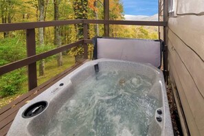 Outdoor spa tub - Colonel Webers Lodge, 5 Sleeping Areas, 3 baths, F (Blowing Rock)