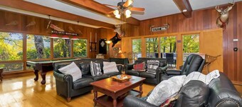 Colonel Webers Lodge, 5 Sleeping Areas, 3 baths, F