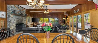 Colonel Webers Lodge, 5 Sleeping Areas, 3 baths, FP, Accessible, Pet Friendly &