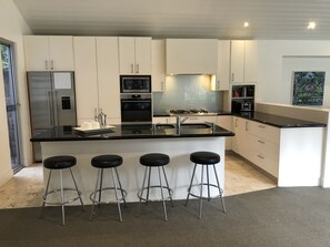 Kjøleskap, mikrobølgeovn, ovn og kokeplater