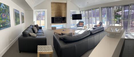 Téléviseur connecté, foyer, livres