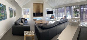 Smart-TV, peis og bøker