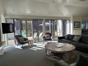 Smart TV, fireplace, books - LARGE SOLAR POOL, GAS SPA, PLAY, ENTERTAIN! HISKENS FAMILY RETREAT, SORRENTO (Sorrento)