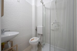 Quarto standard, 2 camas de solteiro | Banheiro | Chuveiro, secador de cabelo, toalhas de banho, sabonete