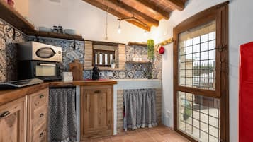 Kylskåp, mikrovågsugn, ugn och spishäll