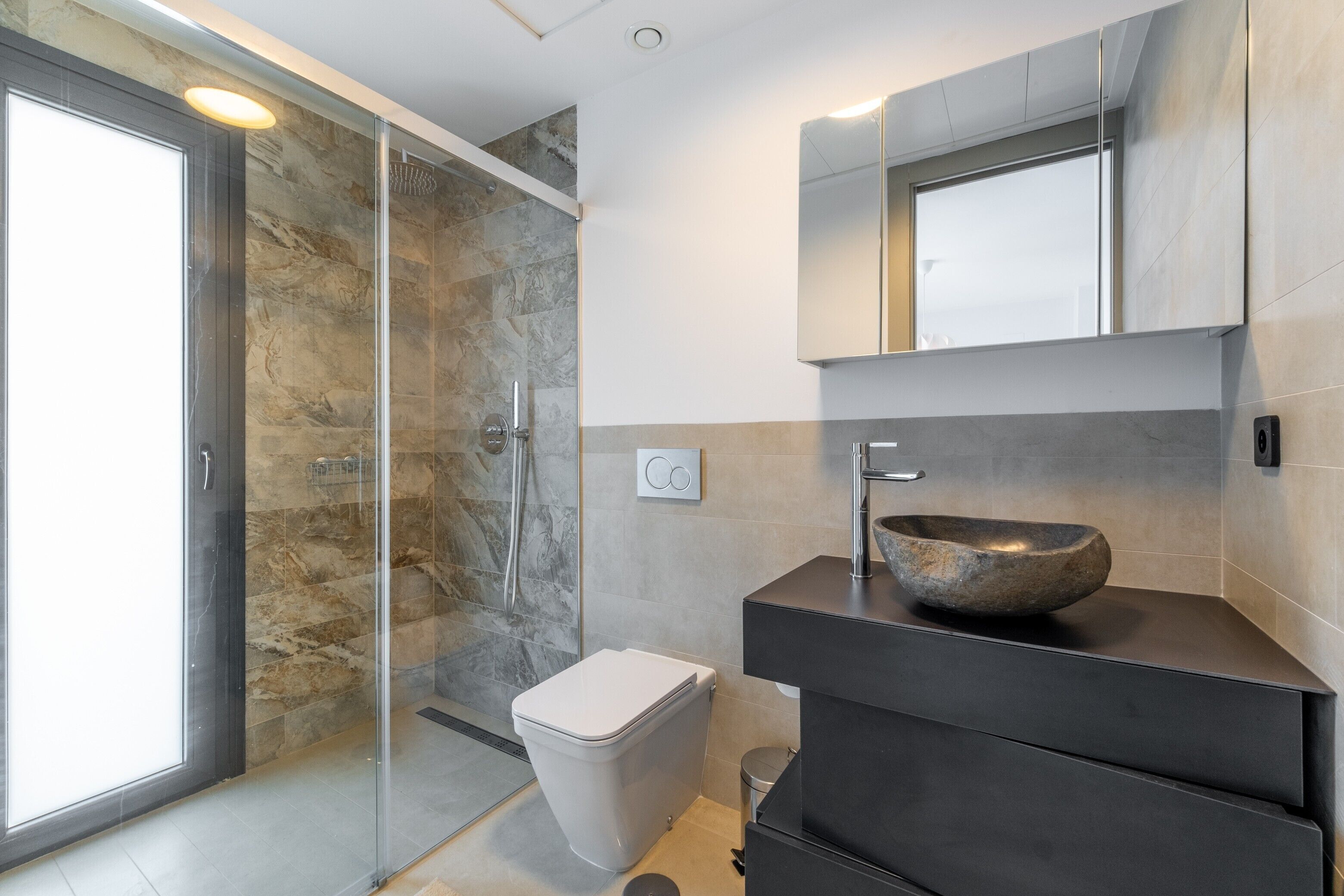 Een douche, een haardroger, handdoeken