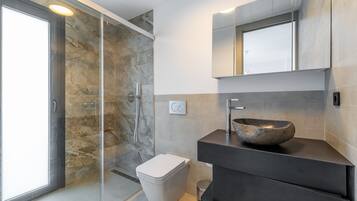 Een douche, een haardroger, handdoeken