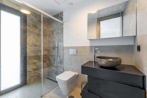 Douche, sèche-cheveux, serviettes fournies