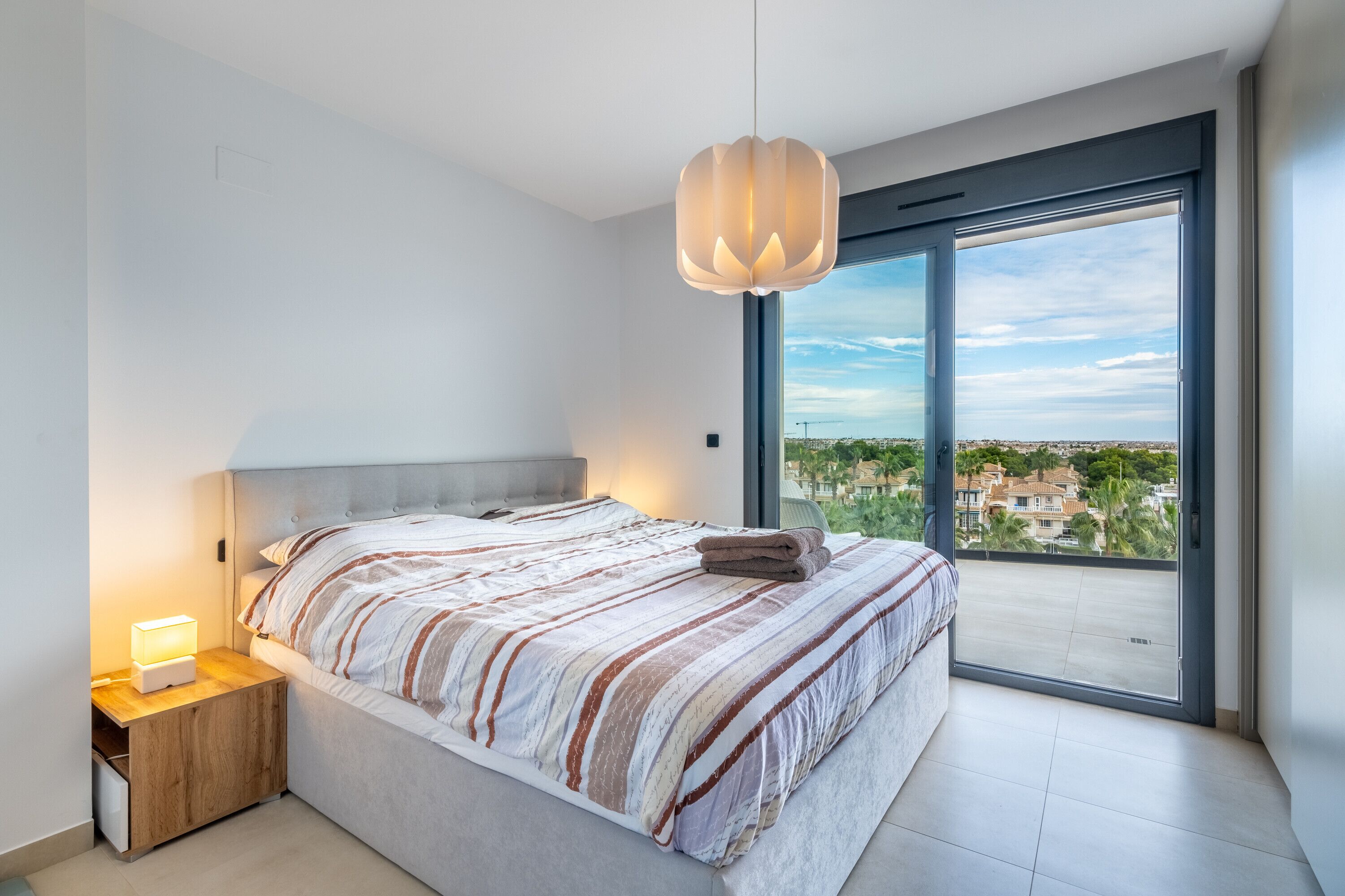 3 slaapkamers, een strijkplank/strijkijzer, gratis wifi, beddengoed