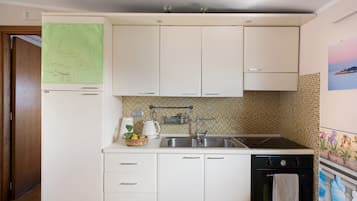 Fridge, oven, stovetop, coffee/tea maker