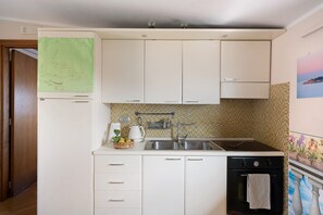 Frigorifero, forno, piano cottura, macchina per tè/caffè