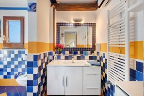 Ducha, secador de pelo y toallas