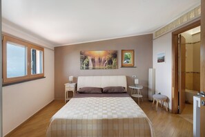 2 bedrooms, iron/ironing board, free WiFi, bed sheets - Holiday Home "Li Galli" with Sea View, Garden & Wi-Fi (Colli di Fontanelle)