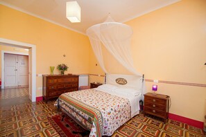 1 bedroom, free WiFi, bed sheets - Holiday Apartment "Li Galli Romantica" with Sea View, Balcony & Wi-Fi (Colli di Fontanelle)