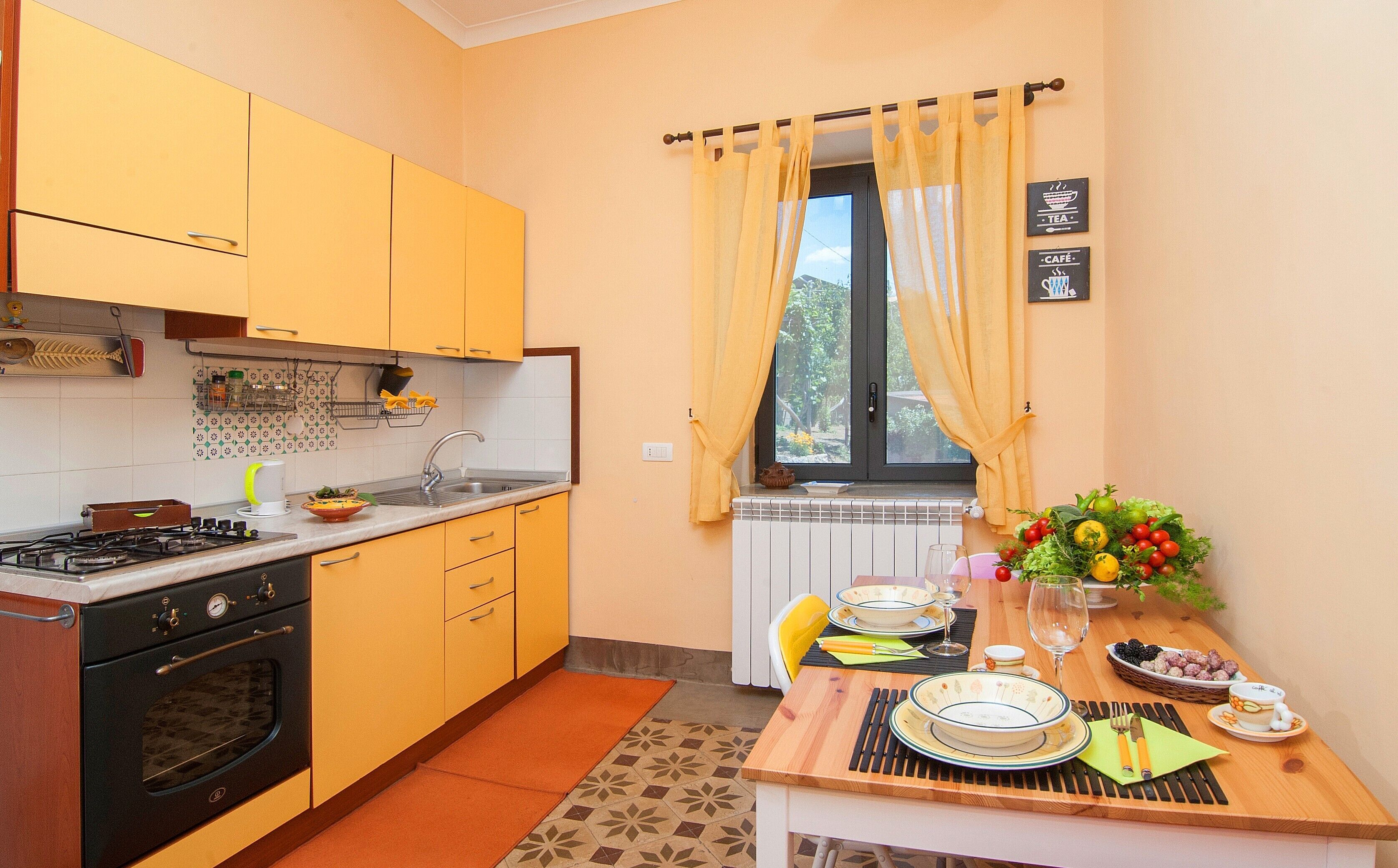 Frigorifero, forno, piano cottura, macchina per tè/caffè