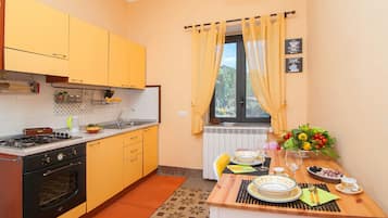 Frigorifero, forno, piano cottura, macchina per tè/caffè