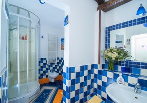 Shower, hair dryer, towels - Holiday Apartment "Li Galli Romantica" with Sea View, Balcony & Wi-Fi (Colli di Fontanelle)