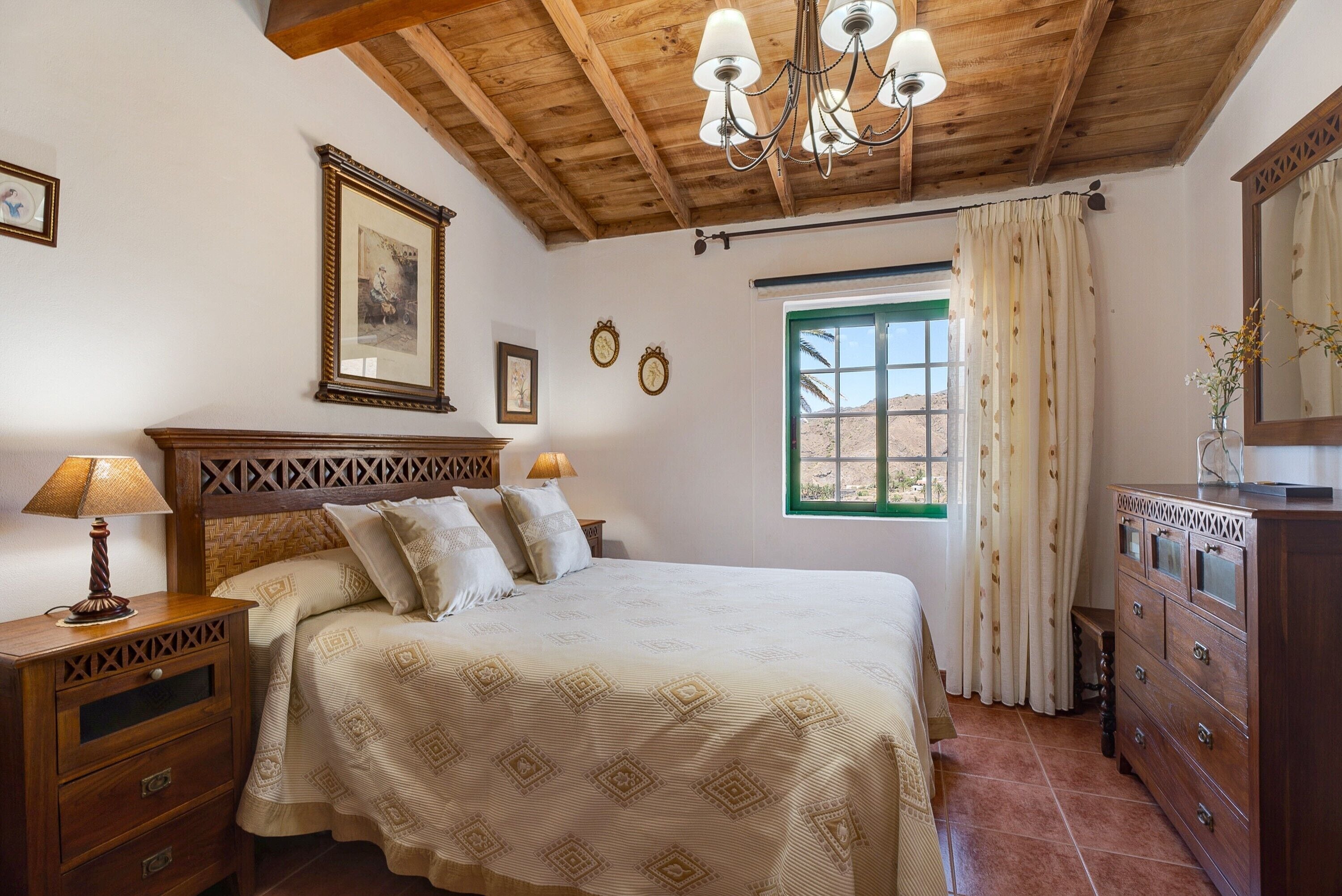 3 dormitorios, tabla de planchar con plancha, wifi gratis y ropa de cama