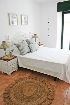 3 habitaciones, tabla de planchar con plancha y ropa de cama 