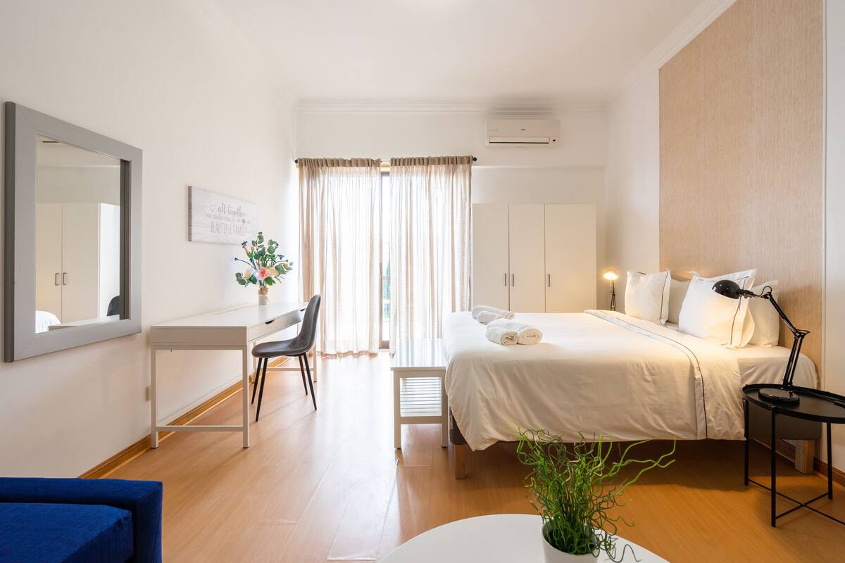 Estudio, balcón, vista al mar | Escritorio, espacio para trabajar con laptop y wifi gratis