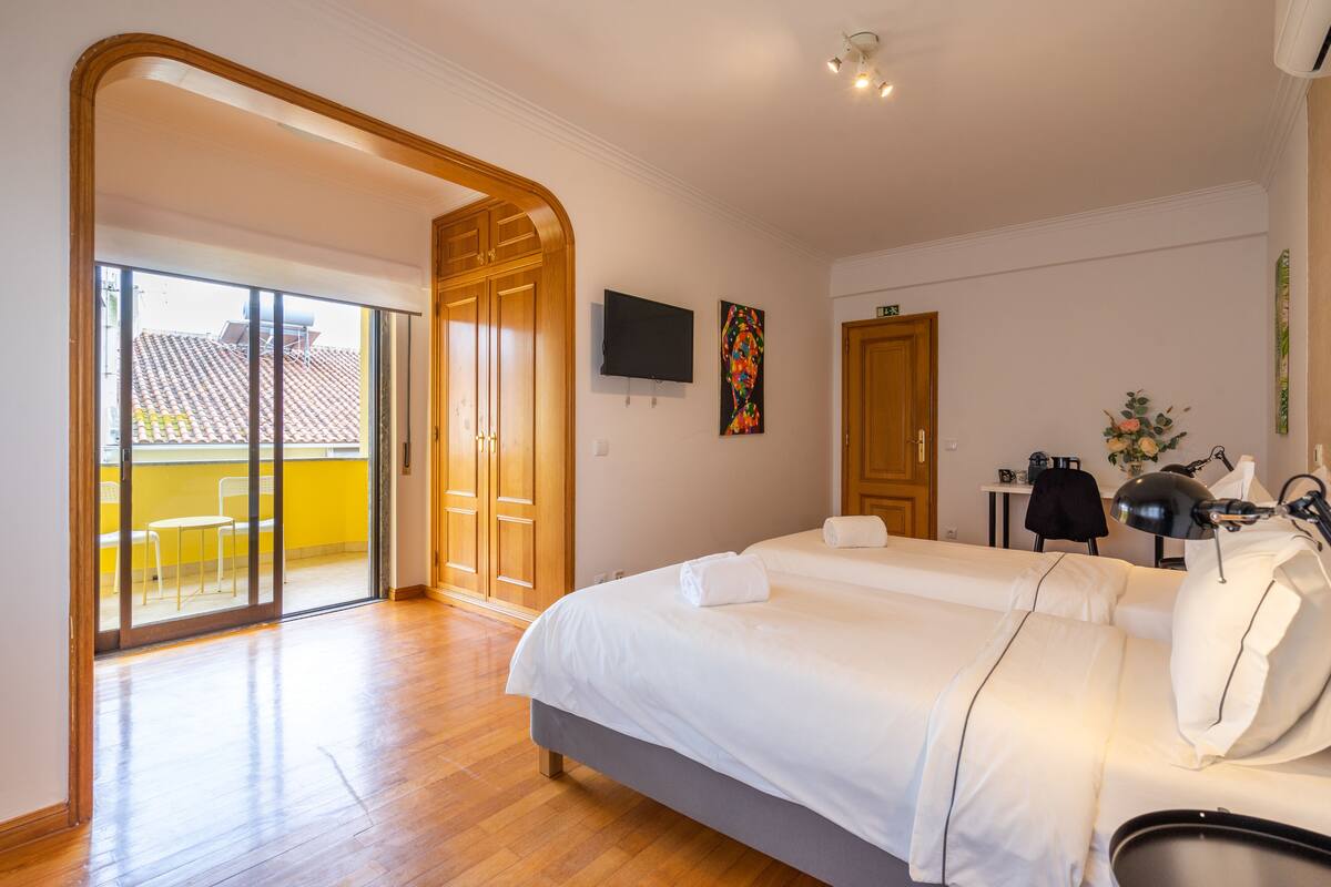 Habitación con 1 cama matrimonial o 2 individuales, balcón | Escritorio, espacio para trabajar con laptop y wifi gratis