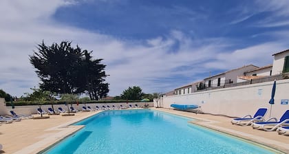 Charming house "Les Flots en Ré" 100 m from the ocean and 300 m from the market.