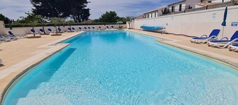 Charming house "Les Flots en Ré" 100 m from the ocean and 300 m from the market.