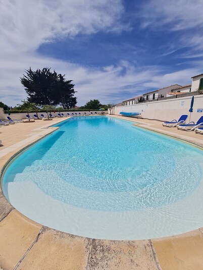 Charming house "Les Flots en Ré" 100 m from the ocean and 300 m from the market.