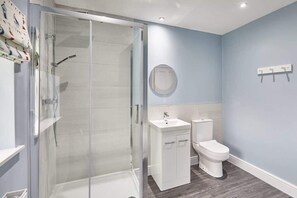Bathtub, hair dryer, towels, soap - Host & Stay | Kenmore (Hexham)
