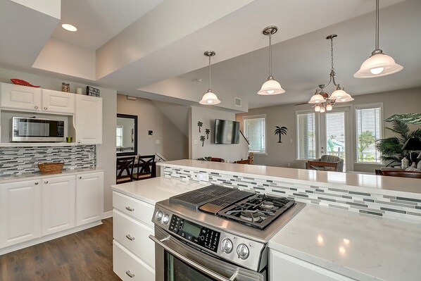 Frigorífico, microondas, horno y placa de cocina