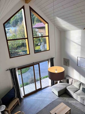 Fernseher, Kamin, Bücher