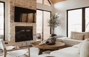 Smart-TV, Kamin, Bücher