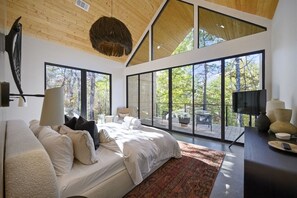 3 bedrooms, desk, free WiFi, bed sheets - Treehouse Retreat with High-End Kitchen & Hot Tub|Private Creek Views & Firepit (Broken Bow)