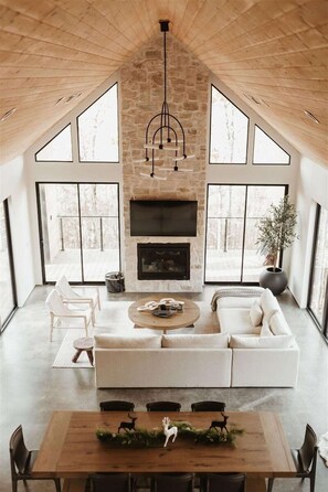 Smart-TV, Kamin, Bücher