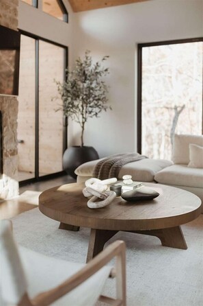 Smart-TV, Kamin, Bücher