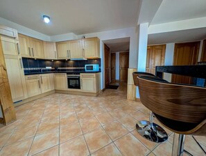 Fridge, microwave, oven, coffee/tea maker