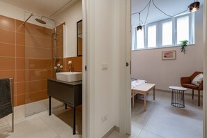 Douche, séchoir à cheveux, serviettes fournies