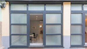 Un bâtiment moderne doté de grandes portes vitrées qui donnent accès à un espace intérieur.